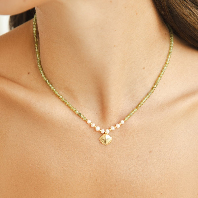 Amira – Golden necklace with elegant drop motif