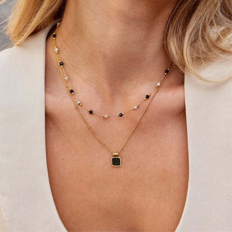 Johana – Delicate gold necklace with multicolored pearls.