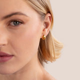 Frieda – Gold earrings with a curved design.