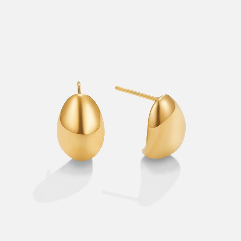 Frieda – Gold earrings with a curved design.
