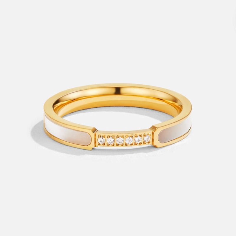 Lara – Thin gold ring with a subtle shine.