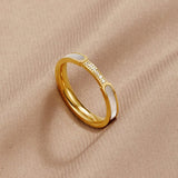 Lara – Thin gold ring with a subtle shine.
