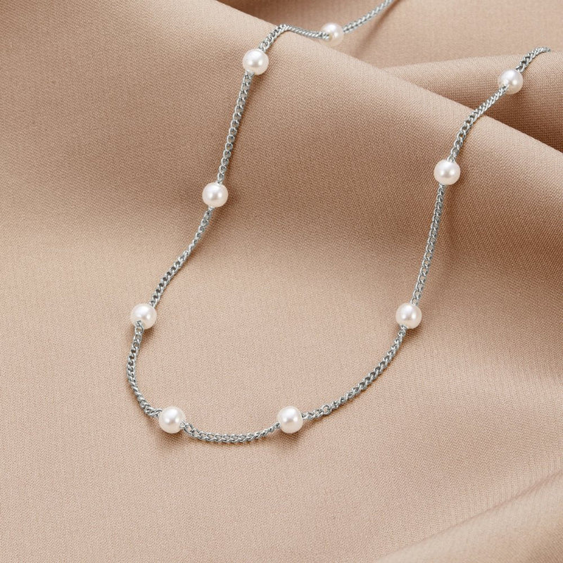 Johana – Golden necklace with floral charm