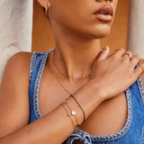Carla – Elegant gold bracelet with contrasting round details.