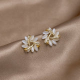 Emilia – Gold earrings with floral design.