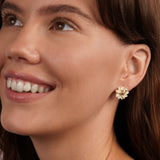 Emilia – Gold earrings with floral design.