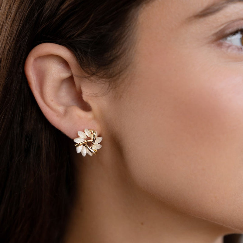 Emilia – Gold earrings with floral design.