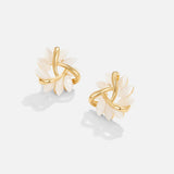 Emilia – Gold earrings with floral design.