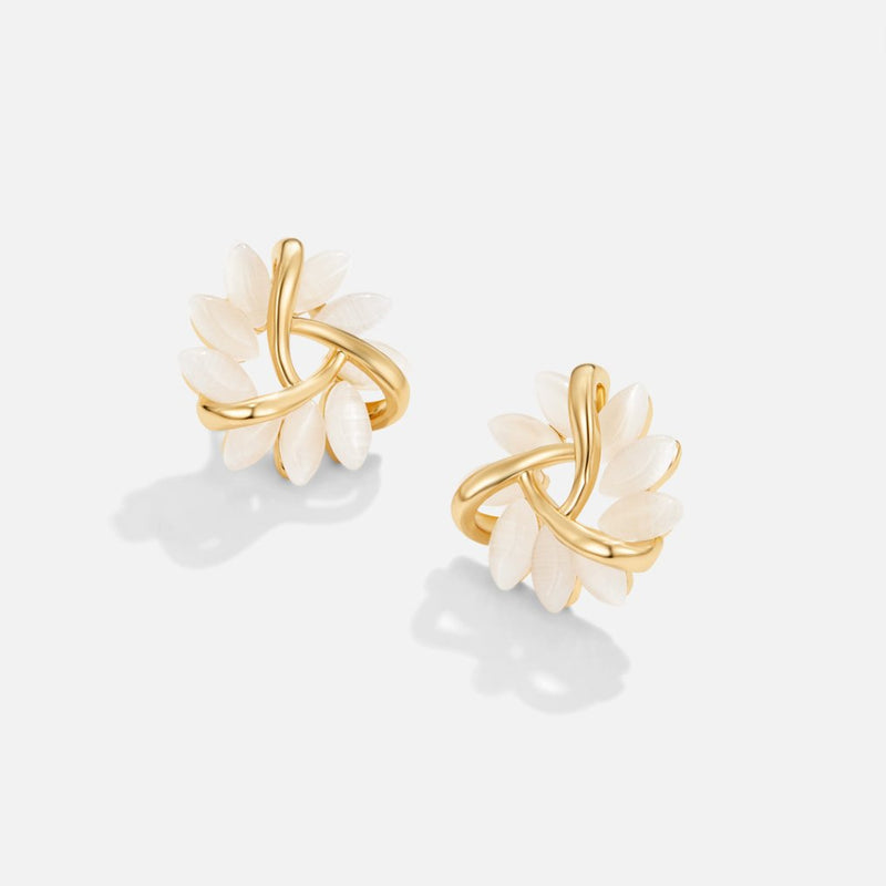 Emilia – Gold earrings with floral design.