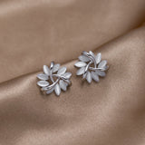 Flora – Silver earrings with floral design.