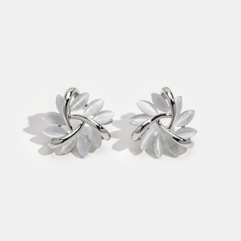 Flora – Silver earrings with floral design.