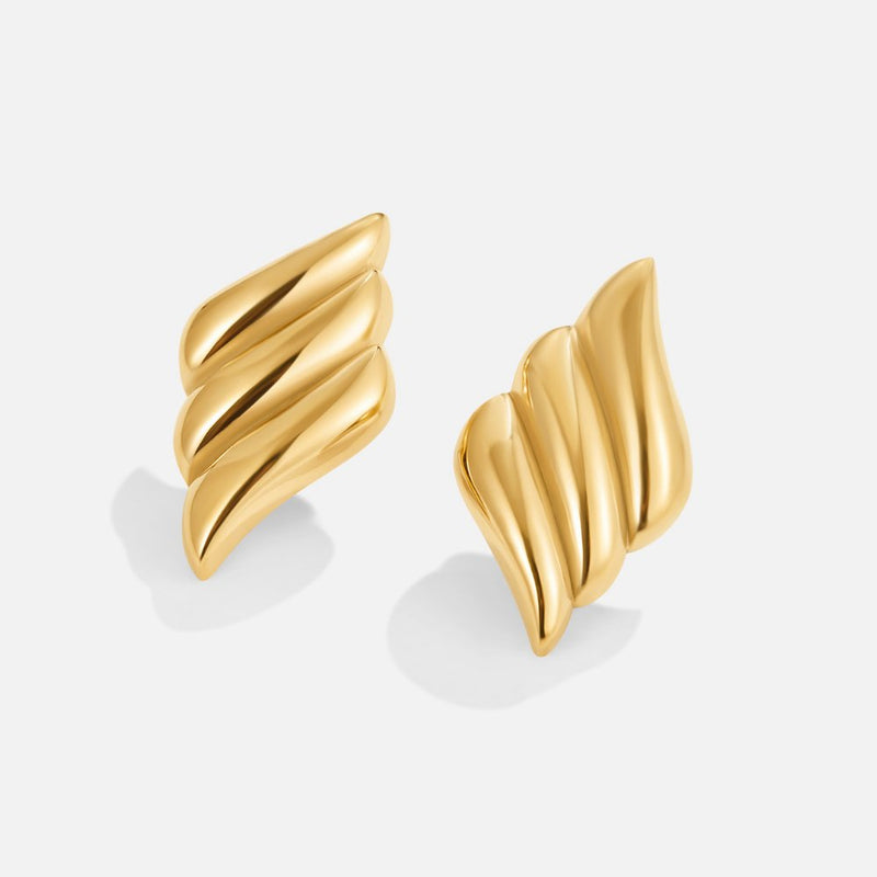 Leonora – Gold Earrings with Wavy Design