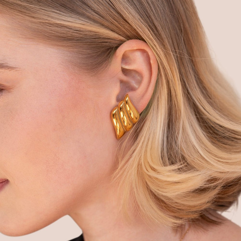Leonora – Gold Earrings with Wavy Design