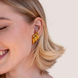 Leonora – Gold Earrings with Wavy Design