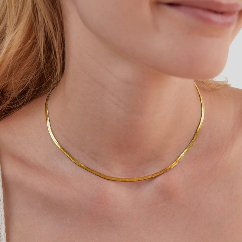 Elisa-Marie – Gold Necklace with Elegant Curvature