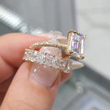 Nadja – Diamond ring with a rectangular design in the center.