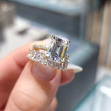 Nadja – Diamond ring with a rectangular design in the center.