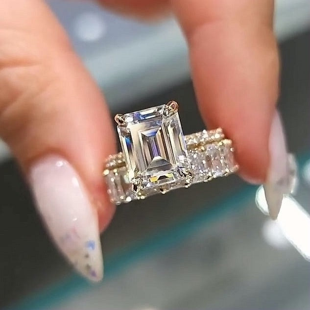 Nadja – Diamond ring with a rectangular design in the center.