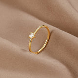Leonie – Elegant gold ring with a polished finish.