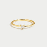 Leonie – Elegant gold ring with a polished finish.