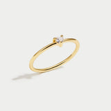 Leonie – Elegant gold ring with a polished finish.