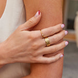 Leonie – Elegant gold ring with a polished finish.