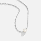 Klára – Gold necklace with circular pendant.