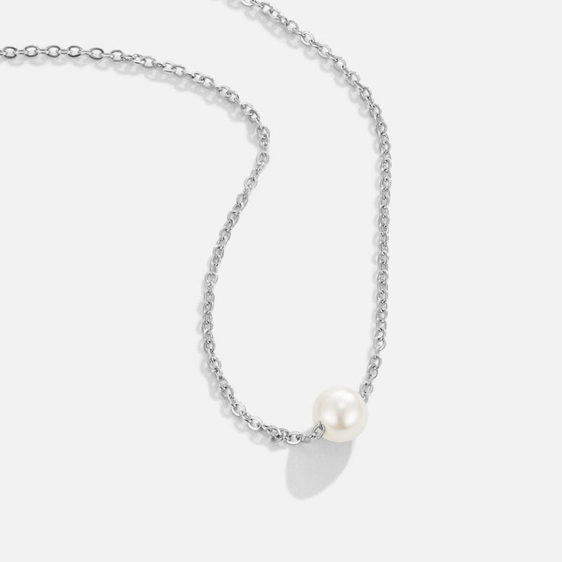 Klára – Gold necklace with circular pendant.