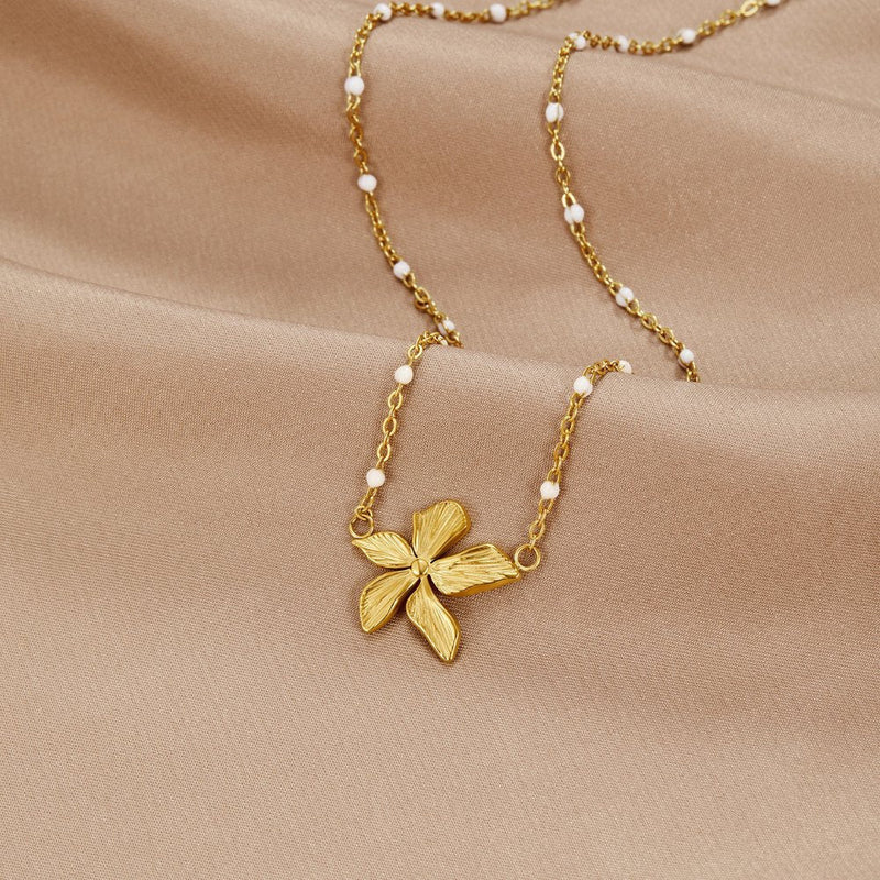 Felicia – Gold Necklace with Oval Pendant