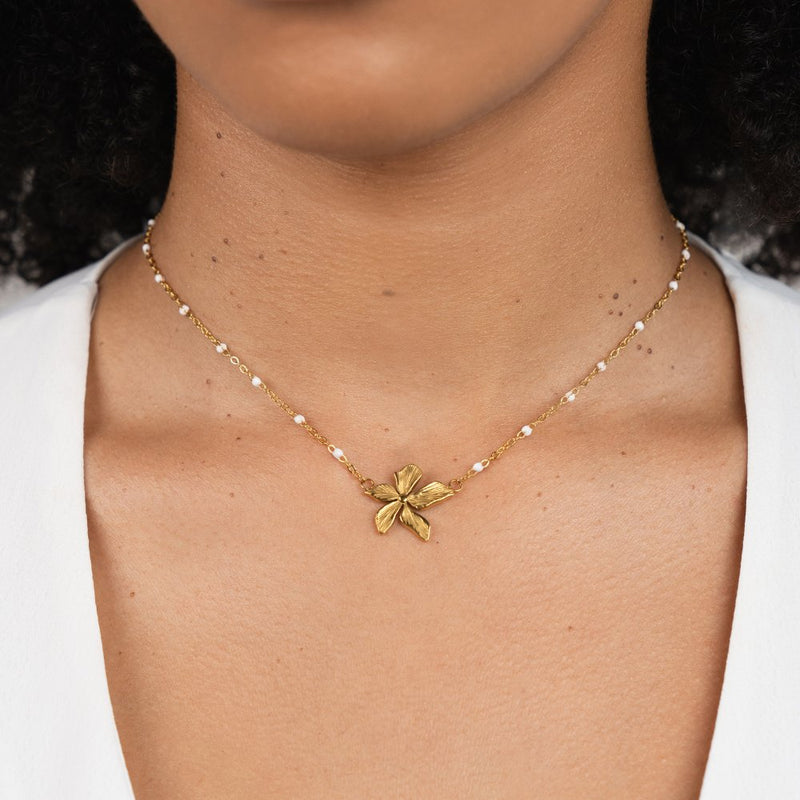 Felicia – Gold Necklace with Oval Pendant