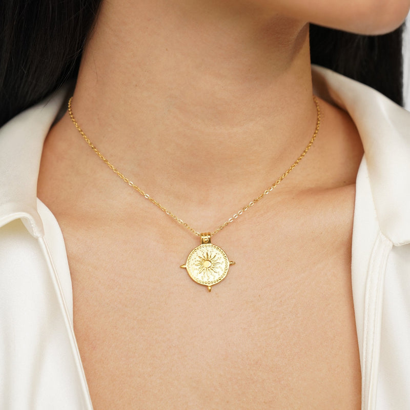 Anna – Gold geometric chain with structured design.