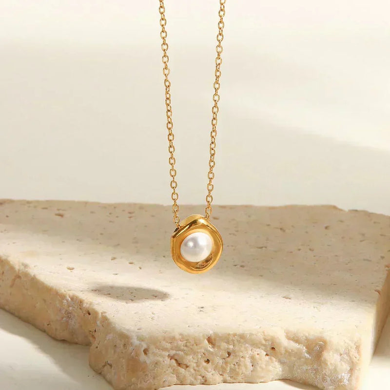 Melina – Gold Necklace with Oval Medallion