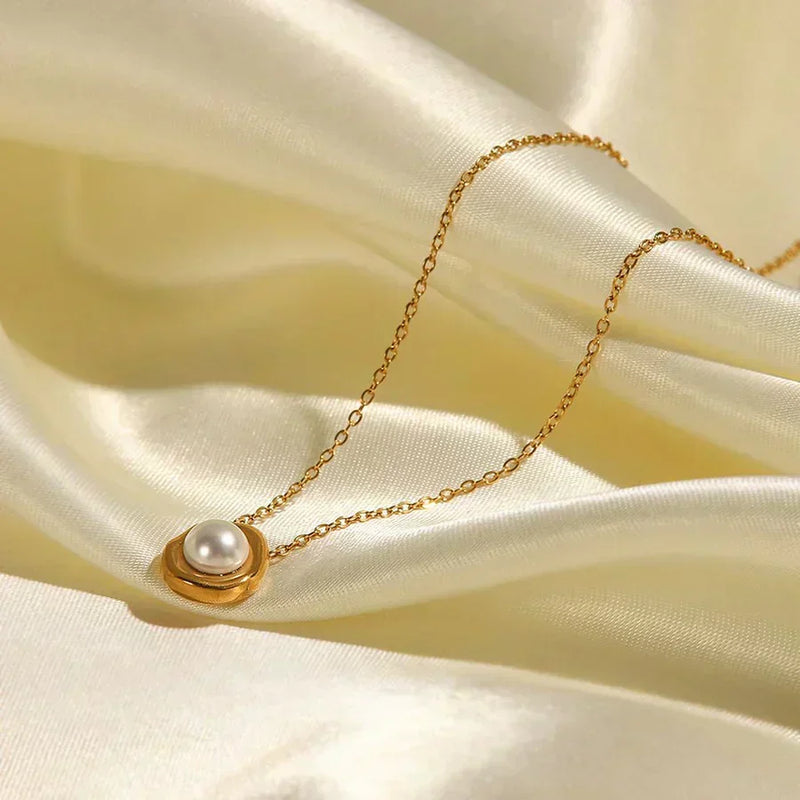 Melina – Gold Necklace with Oval Medallion