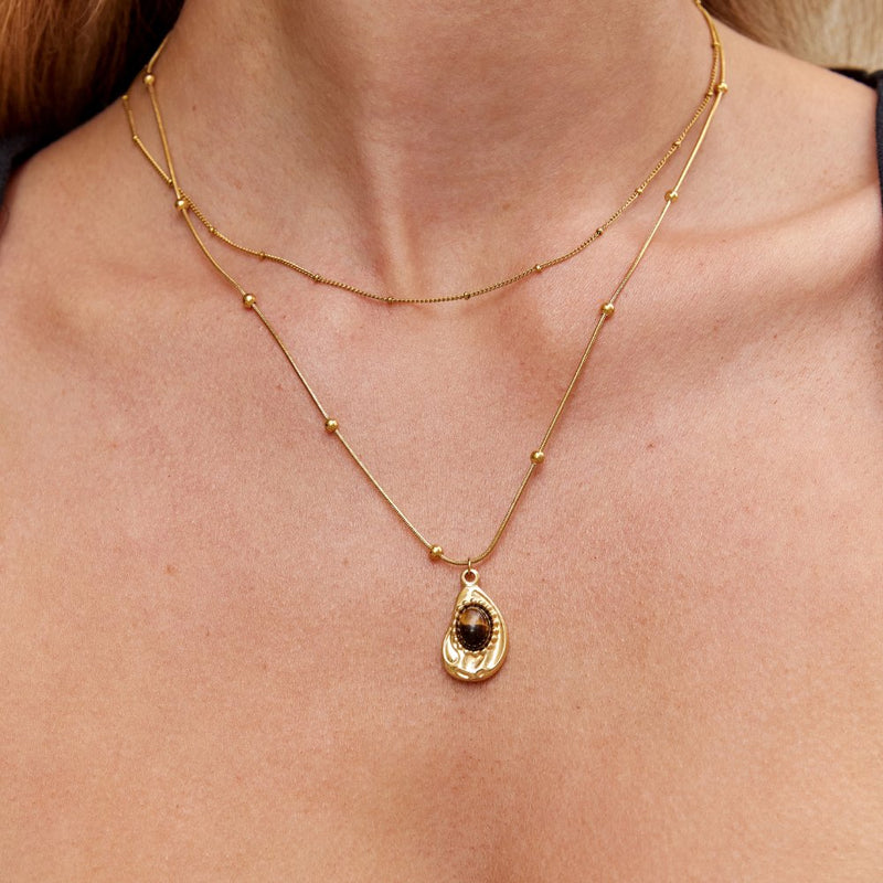 Leonie – Necklace with golden circular pendant