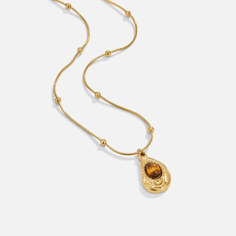 Leonie – Chain with circular pendant in gold.