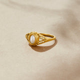 Nora – Gold ring with a curved line design.