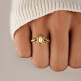 Nora – Gold ring with a curved line design.