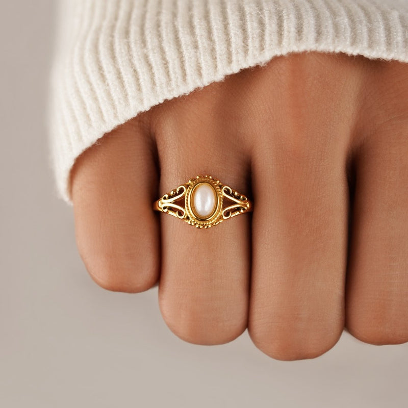 Nora – Gold ring with a curved line design.