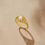 Nora – Gold ring with a curved line design.