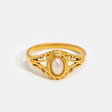 Nora – Gold ring with a curved line design.