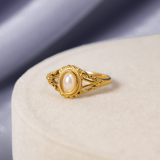 Nora – Gold ring with a curved line design.