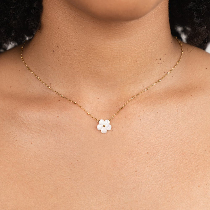 Alissa – Gold Necklace with Flower-Shaped Pendant