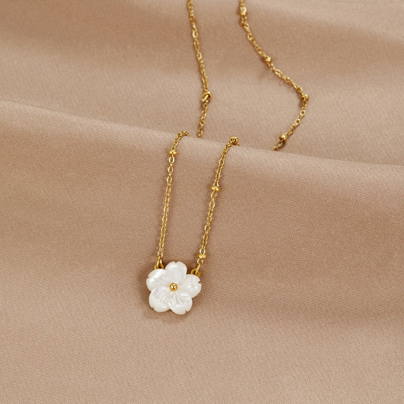 Alissa – Gold Necklace with Flower-Shaped Pendant