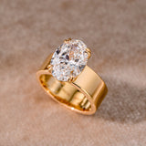 Lara – Engagement ring with round stone in gold.