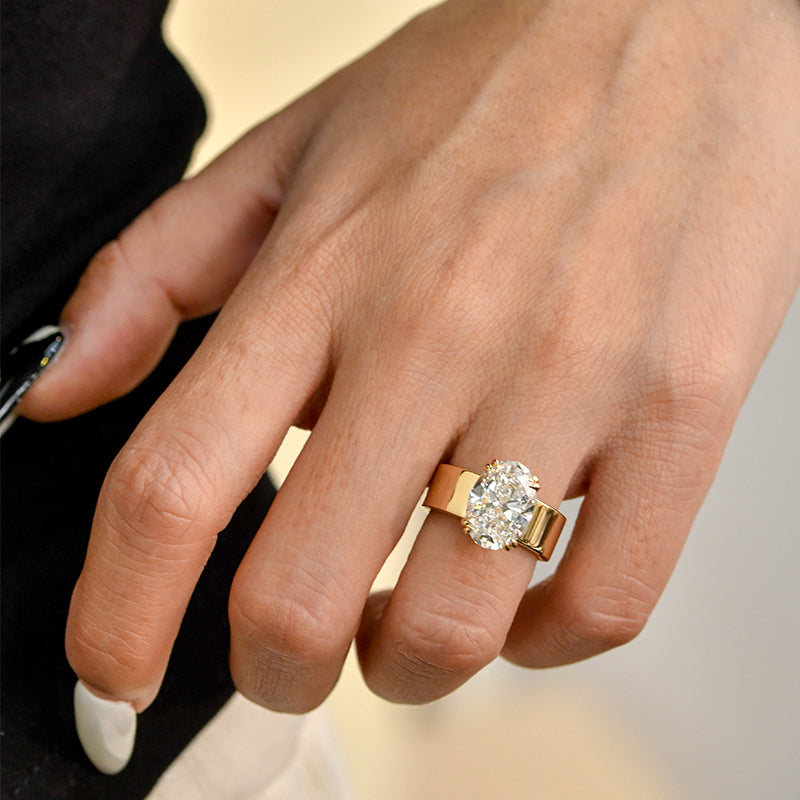 Lara – Engagement ring with round stone in gold.