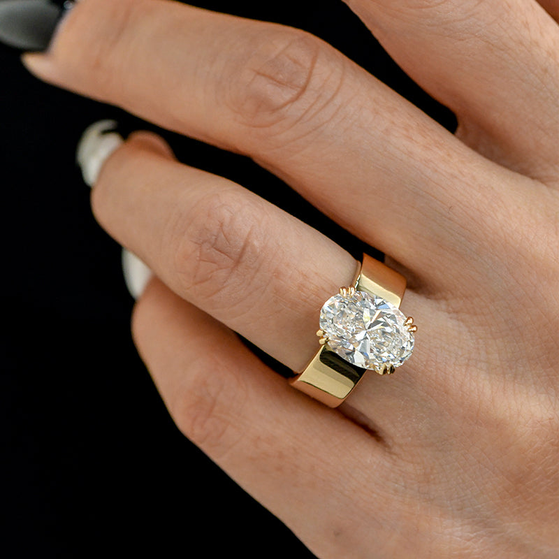 Lara – Engagement ring with round stone in gold.