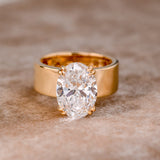 Lara – Engagement ring with round stone in gold.