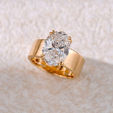 Lara – Engagement ring with round stone in gold.