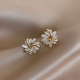 Karolína – Gold Earrings with Geometric Design.