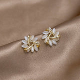 Karolína – Gold Earrings with Geometric Design.
